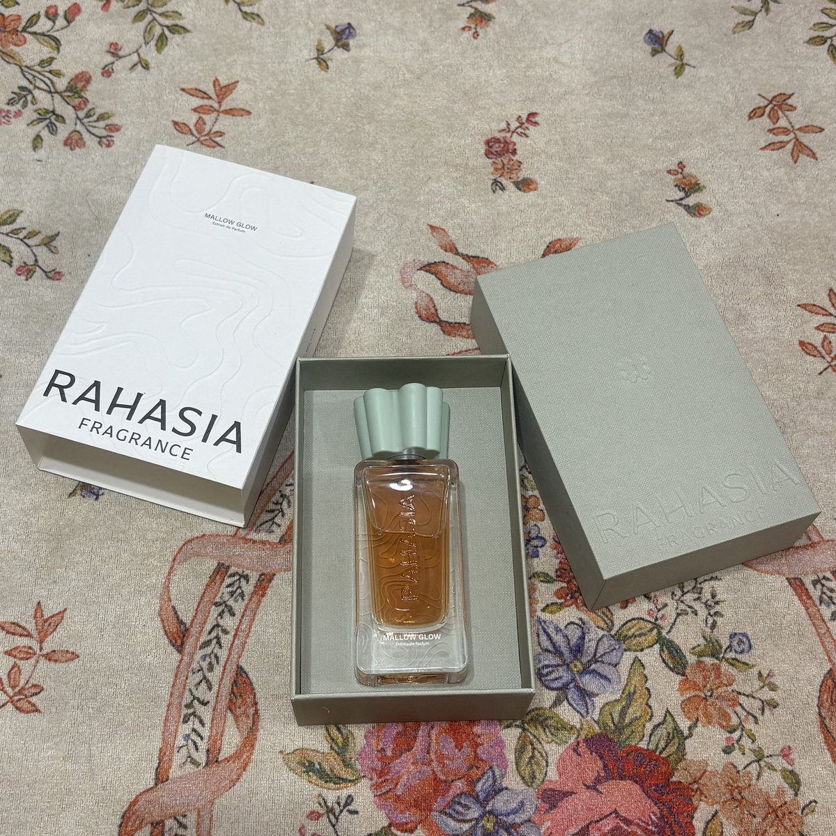 softivoryy's tweet photo. wts rahasia fragrance mallow glow 155k! 1x spray doang baru bgt buka https://t.co/oMAryLfbhD