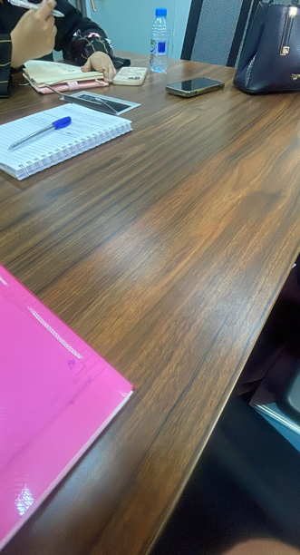 txtharihariWNI's tweet photo. Gw pernah di-interview 2 orang, BAYANGIN 2 ORANGGGGGG. 😭😭😭

Yang satu staff HR, satunya SPV.

Kalian tahu gajinya berapa??

YAP, 1,5 JT. 😭😭😭

Interview-nya 3 orang bisa sampai 40 menit, malah sebelum gw sejam lebih tuh. 😭

Trus ditanyain, “5 tahun ke depan mau jadi apa?” “Motivasi kamu hidup apa?”

Ya Allah, gaji 1,5 juta, pertanyaannya ribet banget. 😭😭😭

Menurut kalian, gaji segitu wajar gak sih kalau proses interview-nya sampai seribet itu?