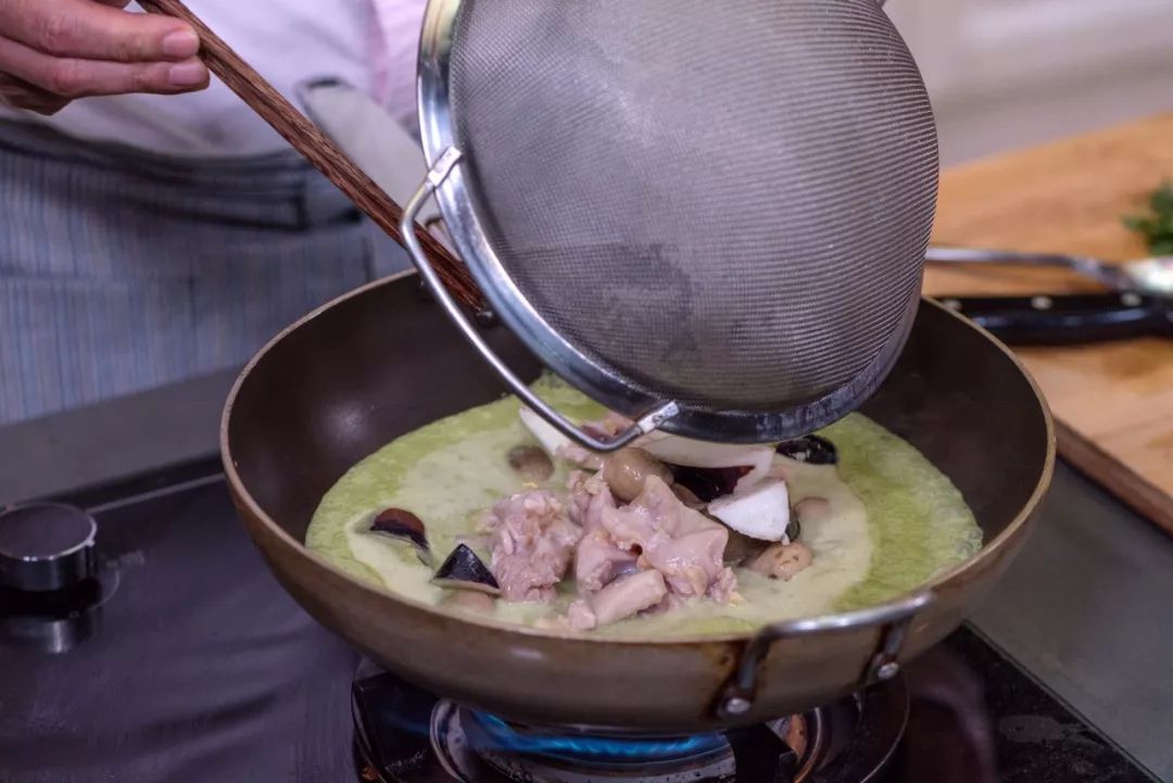 cerambico's tweet photo. Craving vibrant Thai street food tonight Spicy green curry with fragrant jasmine rice and crispy basil leaves hits different—flavors that transport you straight to Bangkok’s busy night markets ， https://t.co/dtRg4WIhbg