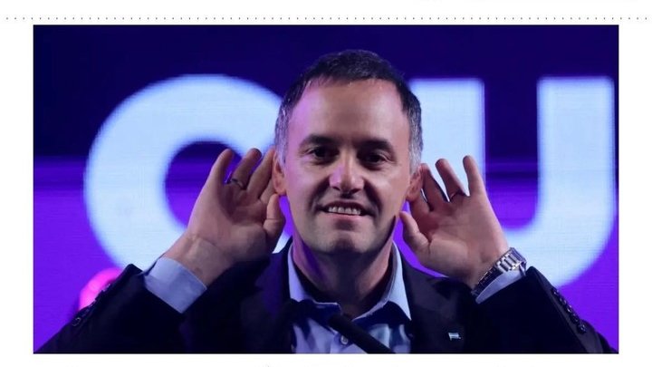 El_Prensero's tweet photo. 🚨Manuel Adorni está cada vez más cerca de la cárcel
Vence el plazo para que el exjefe de Gabinete responda 20 preguntas del fiscal Pollicita sobre su patrimonio. Se lo investiga por presunto enriquecimiento ilícito y lavado de dinero.
El matrimonio Adorni-Angeletti declaró ingresos por $229,7 millones pero gastó $272,8 millones sumando US$402.578 en inmuebles. Si no justifica el origen de los fondos, será citado a indagatoria. La sombra de la prisión acecha al exfuncionario por su patrimonio.