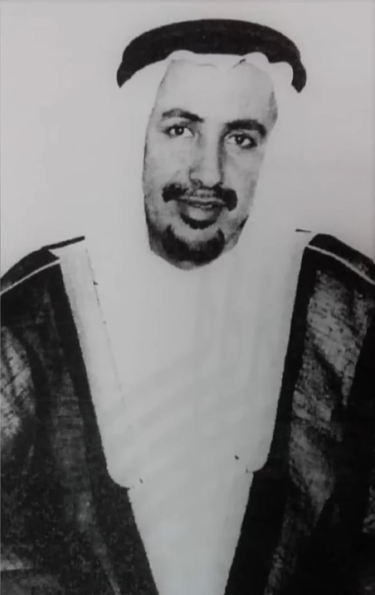 asasd004's tweet photo. 📍يبرز اسم الشيخ حمد بن ناصر بن الأمير عثمان بن معمر و ابنه الشيخ عبدالعزيز كأحد أشهر علماء الدولة السعودية الأولى ؛ حيث كان لهما حضور بارز في المشهد العلمي آنذاك.

ولد الشيخ حمد بن ناصر بن الأمير عثمان بن معمر في العيينة عام 1160هـ ، و نشأ نشأته الأولى فيها قبل أن ينتقل و عمره في حدود الثالثة عشرة سنة مع والده و بقية أسرته إلى الدرعية عام 1173هـ .
وفي الدرعية بدأ الشيخ حمد بالدراسة على مشايخها و الأخذ عنهم العلوم الشرعية و علوم اللغة العربية حتى صار من كبار علماء نجد في زمنه و من أغزرهم علماً و أوسعهم اطلاعاً ، و تصدر للتدريس و الإفتاء و كانت الأسئلة و الاستفتاءات تصله من أنحاء شبه الجزيرة العربية فيجيب عليها أجوبة محررة تدل على سعة علمه .
وفي عام 1221هـ عيّن الإمام سعود بن عبدالعزيز الشيخ حمد بن ناصر بن معمر رئيساً لقضاة مكة المكرمة و مشرفاً على أحكامهم ، و كان الشيخ حمد ابن خال الإمام سعود ؛ فوالدة الإمام سعود هي الجوهرة بنت الأمير عثمان بن معمر .
و توفي الشيخ حمد بن ناصر بن معمر عام 1227هـ في مكة المكرمة أثناء إقامته فيها ، و له عدة مؤلفات منها : الفواكه العذاب في الرد على من لم يحكم بالسنة و الكتاب ، التحفة المدنية في العقيدة السلفية ، حقيقة التوحيد و العبادة و الفرق بين العادة و العبادة .

أما ابنه الشيخ عبدالعزيز بن الشيخ حمد بن ناصر بن معمر فقد ولد في الدرعية عام 1203هـ و والدته هي ابنة الشيخ محمد بن عبدالوهاب ، فنشأ في بيت عريق و جو علمي . و شرع في الدراسة على يد والده و أخواله آل الشيخ و بقية المشايخ في الدرعية حتى عُد من كبار علماء الدرعية وهو في سن الشباب ، و أصبح أيضاً أحد القضاة في الدرعية قبل نهاية الدولة السعودية الأولى .
و من مؤلفات الشيخ عبدالعزيز : منتقى عقد الفرائد و كنز الفوائد ، منحة القريب المجيب في الرد على عباد الصليب .
و قد شارك الشيخ عبدالعزيز بن معمر في الدفاع عن الدرعية أمام قوات إبراهيم باشا ، ثم بعد هدم الدرعية و تهجير أهلها منها ؛ غادر الشيخ عبدالعزيز إلى المنامة في البحرين و فيها توفي عام 1244هـ .
و بعد وفاة الشيخ عبدالعزيز قام ابن أخيه عبدالعزيز بن ناصر بن الشيخ حمد بن معمر بإحضار أبنائه من البحرين إلى الرياض ، و هم عبدالله و شقيقتاه سارة و نورة و سكنوا جميعاً مع ابن عمهم في الرياض .
وقد قتل عبدالله بن الشيخ عبدالعزيز بن حمد بن معمر في معركة المعتلى عام 1283هـ و ليس له عقب من الذكور ، و أما سارة بنت الشيخ عبدالعزيز فقد تزوجت الإمام فيصل بن تركي و أنجبت منه الأميرة الجوهرة بنت فيصل عمة الملك عبدالعزيز ، و بمقتل عبدالله بن الشيخ عبدالعزيز انقطعت ذرية الشيخ عبدالعزيز بن حمد بن ناصر بن الأمير عثمان بن معمر فرحمة الله عليهم جميعاً .

و استمرت ذرية الأمير عثمان بن معمر في نسل حفيده عبدالعزيز بن ناصر بن حمد بن بن ناصر بن الأمير عثمان بن معمر ؛ وهو والد فهد بن عبدالعزيز بن معمر أحد الطليعة الرواد الذين رافقوا الملك عبدالعزيز في استرداد الرياض عام 1319هـ ثم شارك في عدد من معارك التوحيد وقاد عددًا من السرايا وتولى إمارة الخرج ثم إمارة القصيم قبل أن يُقتل في حصار حائل عام 1339هـ ، وهو والد الشيخ عبدالعزيز بن فهد بن معمر أمير الطائف لمدة ثلاثين عاماً .
رحمة الله على الجميع 

* الصورة لشيخ عبدالعزيز بن فهد بن معمر أمير الطائف .