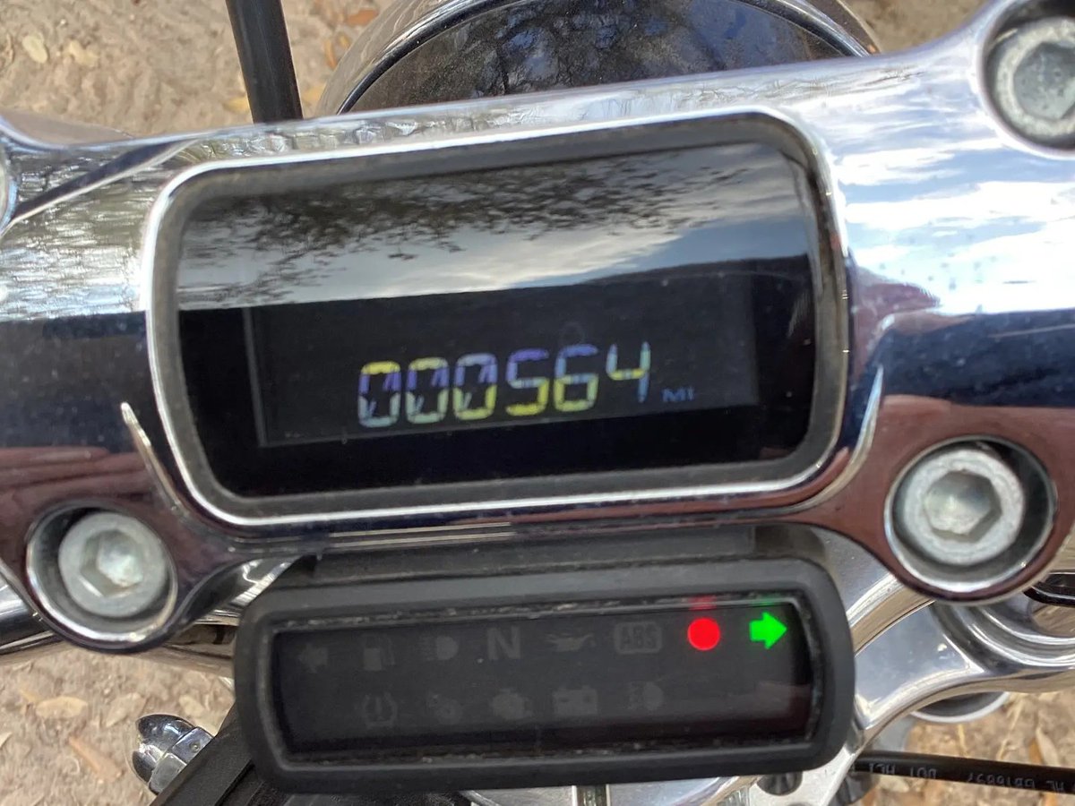 TashinaReick's tweet photo. Is a bone-stock Softail Standard the purest form of Harley ownership? 2021 Harley-Davidson Softail Standard, 570 miles, $8, 500 in Natalia, TX. Near-new condition, dealer-installed forward controls, and Milwaukee-Eight 107 torque. A minimalist https://t.co/XRigdDBviz