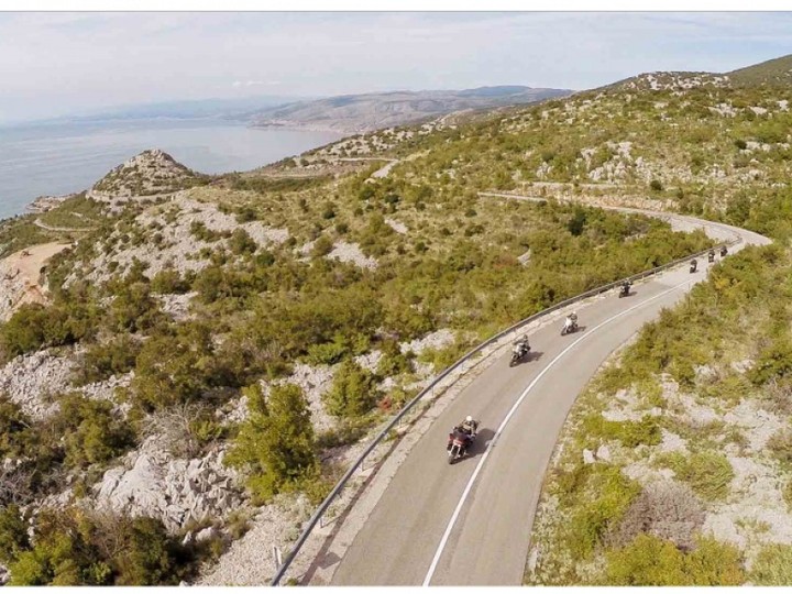 DinaMerancio's tweet photo. Kroatien auf zwei Rädern und dem Meer: Tagsüber kurvenreiche Küstenstraßen und Inseln entdecken, abends den Sonnenuntergang an Bord genießen. Die perfekte Mischung aus Fahrspaß, Erholung und mediterranem Lebensgefühl. https://t.co/gjOQC45djN