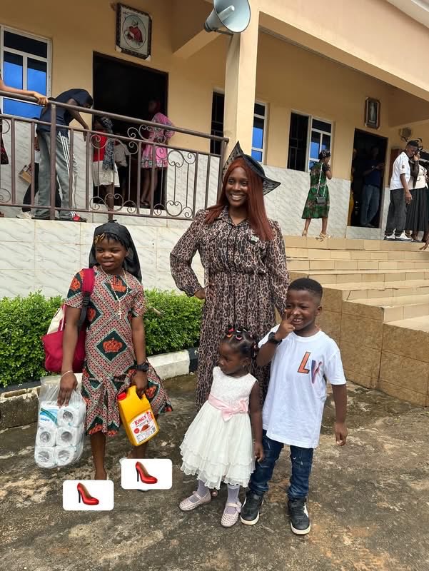 MrsZanga's tweet photo. One of them is not not her child. Guess? https://t.co/P6eBBzgL1E