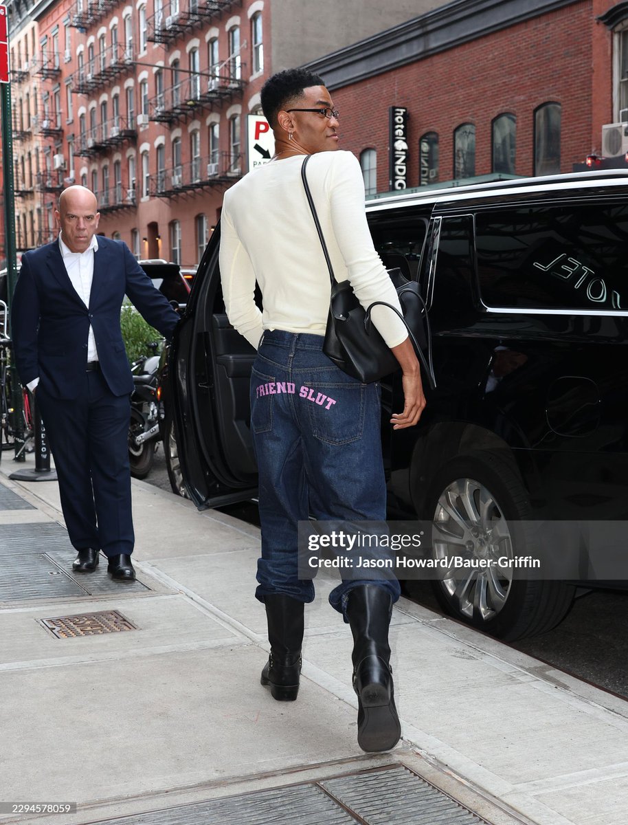 PantonThinker's tweet photo. omg this is everything I need the friendslut jeans https://t.co/nK5wl0ybLa