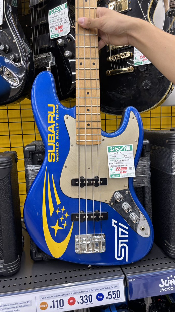 NKworks_RZ's tweet photo. ハードオフにスバルWRCカラーのベース売っててアツい
「あなたとベース、どんな物語がありますか？」←やかましすぎる https://t.co/Uyi0CyGUv0