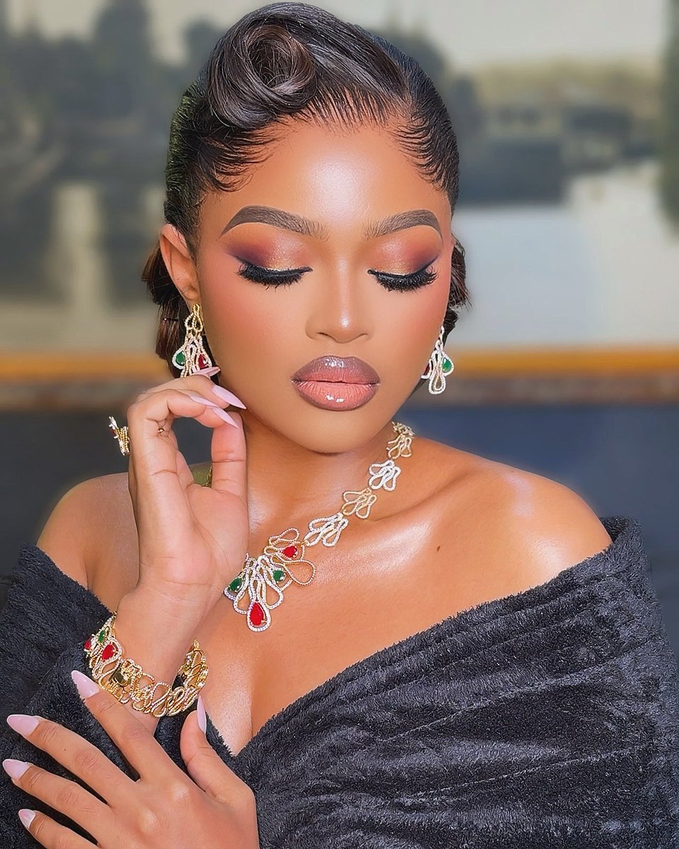 therejoiceola's tweet photo. Elegance and confident comes with your pose . Beauty is how you make it . #beauty https://t.co/714Fk657V4