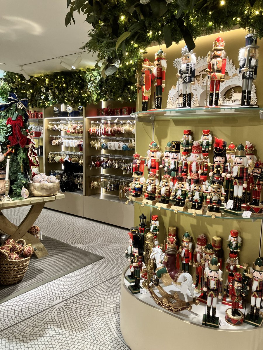 masago_mer's tweet photo. Harrodsはすっかりクリスマス仕様のコーナーがありました。早い！ https://t.co/6rwTsKp9yJ