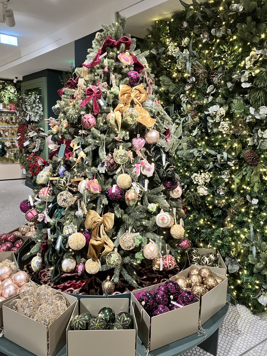 masago_mer's tweet photo. Harrodsはすっかりクリスマス仕様のコーナーがありました。早い！ https://t.co/6rwTsKp9yJ