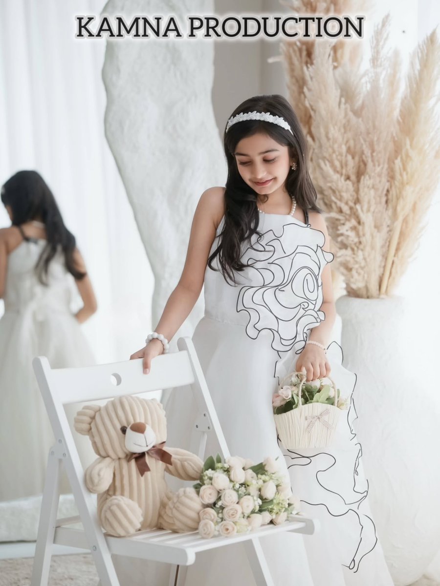 fec_samuel's tweet photo. Flowers in her hands, magic in her soul. https://t.co/1FvZYY2Ct4