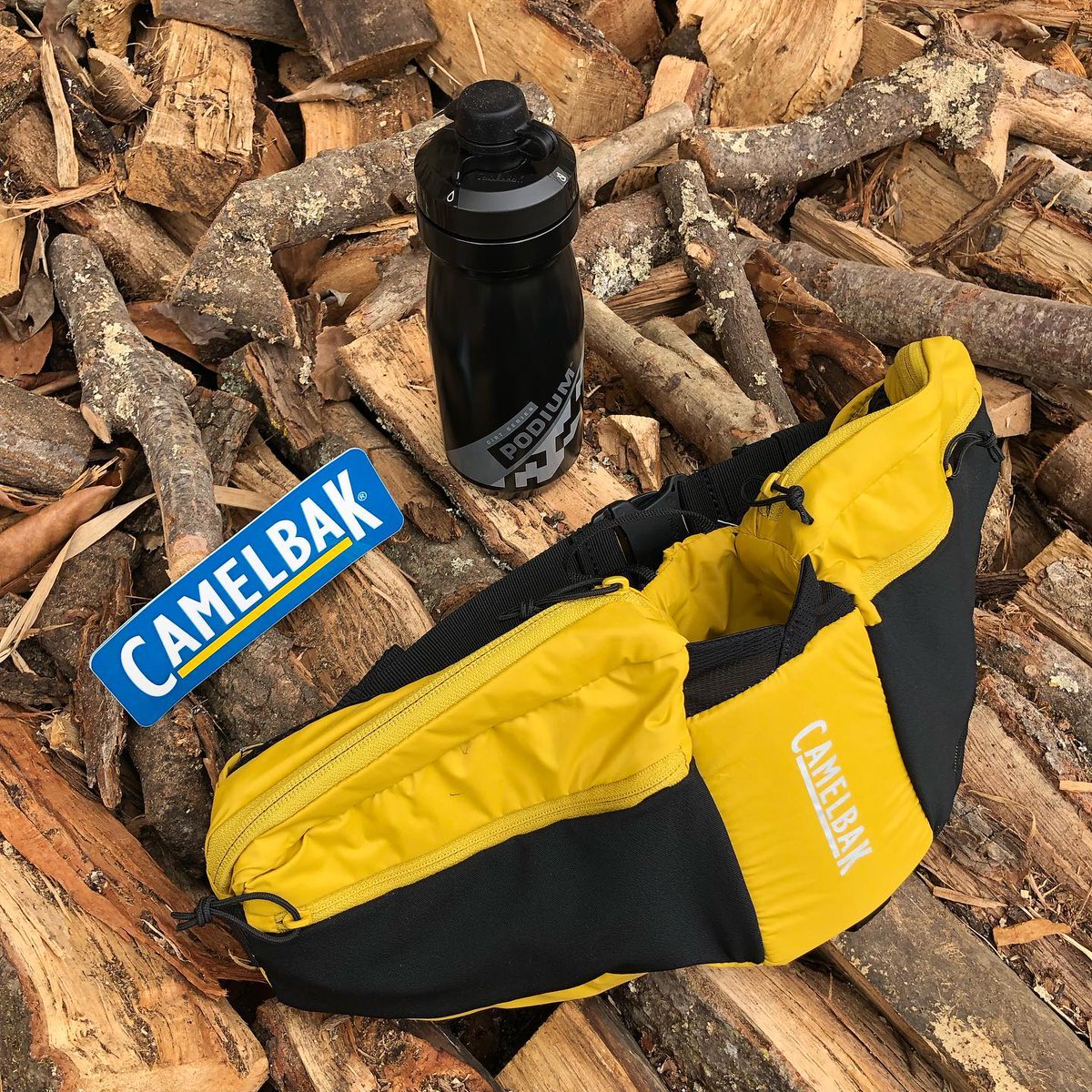 YvoneStrin9k's tweet photo. Nuovo marsupio CamelBak Podium Flow 4 Golden Palm/Black: tra le ultime novità 2022 del brand che disseta gli sportivi dal 1989. https://t.co/b9DFq8Ue43