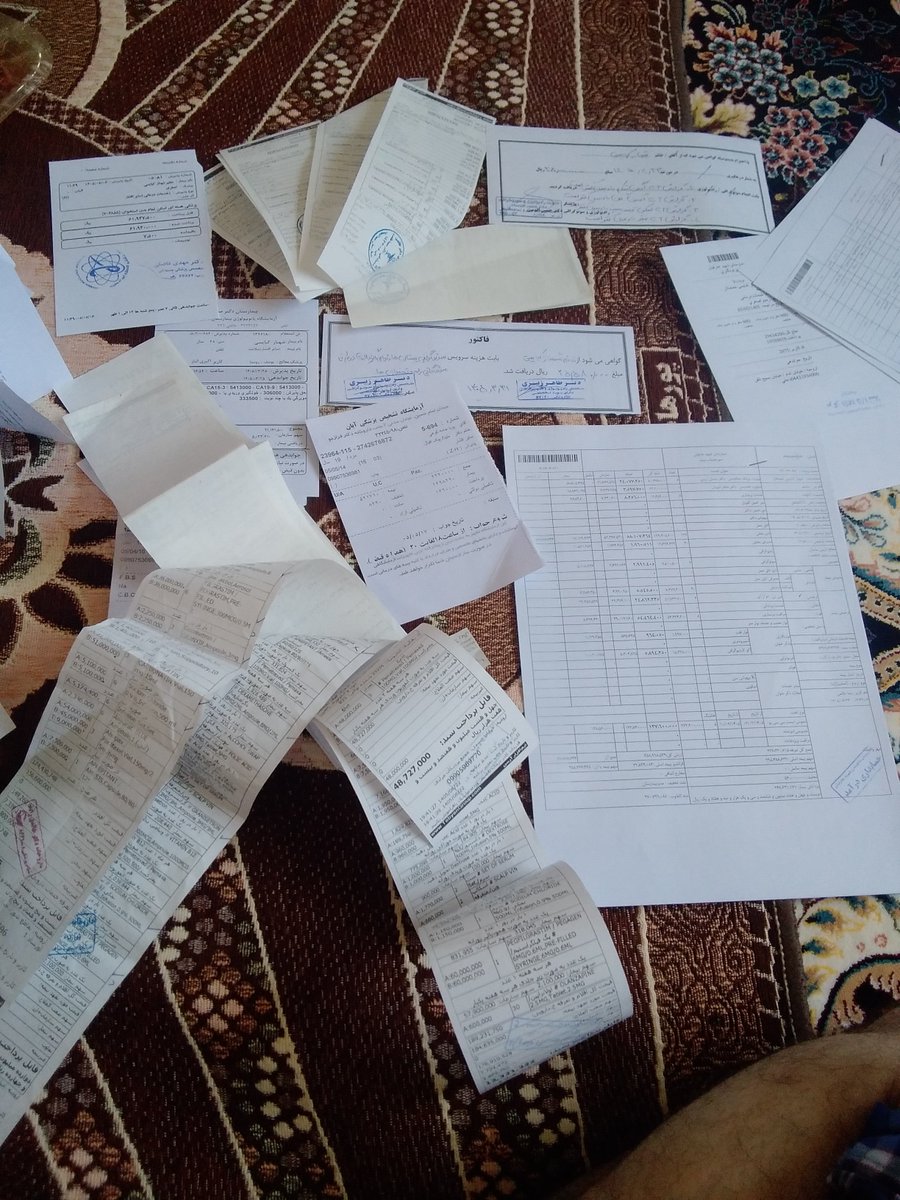 jamekohi's tweet photo. سلام
توی این شش ماه بالای ۵۰۰ میلیون هزینه درمان مادرم شده اینا نصف فاکتوراشه که بهم میخکوب کردم اگه باز کنم کف اتاق و پر میکنه
تو همه ی نسخه ها یه داروشو بیمه نمیده
دیروز یک قلم آزاد  شده ۴/۸۷۰هزار
خدایا چه بلای سر دارو اومده مریضا باید چکار کنن چه بلای سرخانواده هامون میاد https://t.co/aaIeKPEv1Q