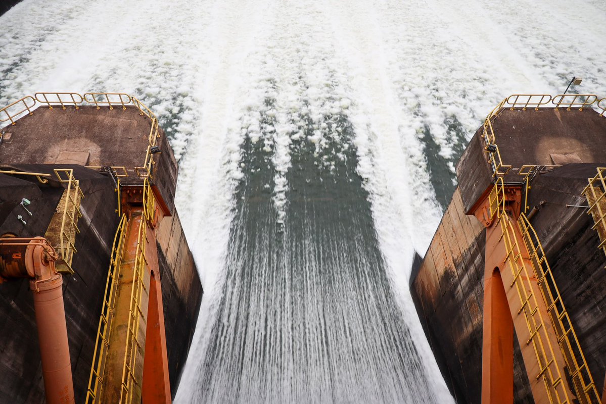 itaipuparaguay's tweet photo. 🌤️ ¡Así amaneció el vertedero de ITAIPU!

🌊✨El vertedero de la hidroeléctrica ofrece un escenario privilegiado para la vista. Las compuertas de la canaleta izquierda se abrieron desde ayer, domingo 13 de septiembre, y en este momento el vertimiento es de unos 2.100 m³/s.

💦💧La operación es necesaria para el control del nivel del embalse. Conforme al reporte técnico de la central, la apertura del vertedero está programada hasta las 16:00 horas de este lunes 14, y nuevamente se abrirán las compuertas a las 22:00.

📸 Abel Rojas