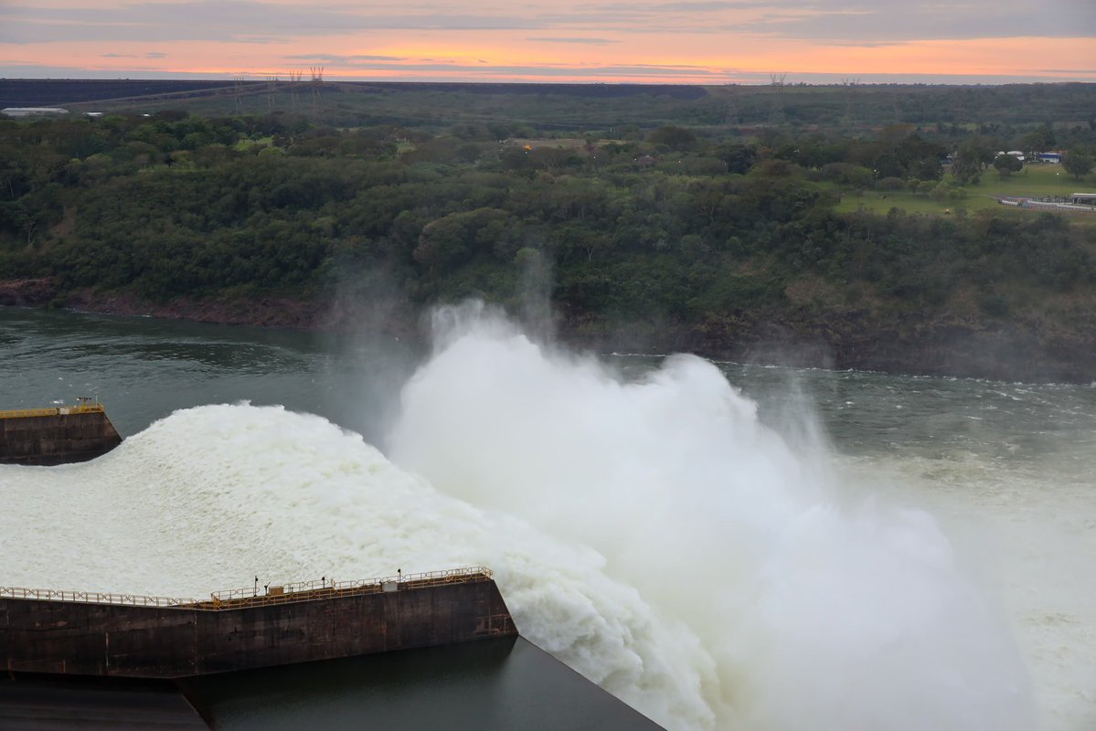itaipuparaguay's tweet photo. 🌤️ ¡Así amaneció el vertedero de ITAIPU!

🌊✨El vertedero de la hidroeléctrica ofrece un escenario privilegiado para la vista. Las compuertas de la canaleta izquierda se abrieron desde ayer, domingo 13 de septiembre, y en este momento el vertimiento es de unos 2.100 m³/s.

💦💧La operación es necesaria para el control del nivel del embalse. Conforme al reporte técnico de la central, la apertura del vertedero está programada hasta las 16:00 horas de este lunes 14, y nuevamente se abrirán las compuertas a las 22:00.

📸 Abel Rojas