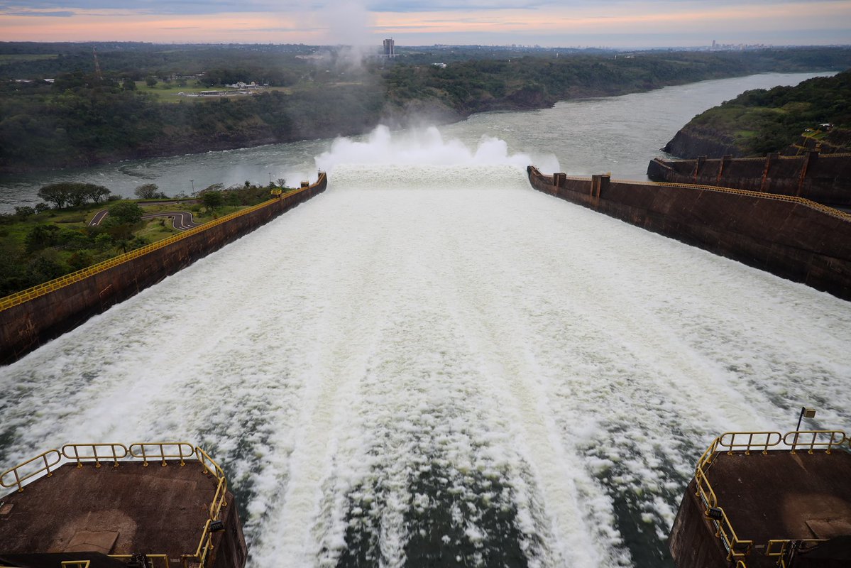 itaipuparaguay's tweet photo. 🌤️ ¡Así amaneció el vertedero de ITAIPU!

🌊✨El vertedero de la hidroeléctrica ofrece un escenario privilegiado para la vista. Las compuertas de la canaleta izquierda se abrieron desde ayer, domingo 13 de septiembre, y en este momento el vertimiento es de unos 2.100 m³/s.

💦💧La operación es necesaria para el control del nivel del embalse. Conforme al reporte técnico de la central, la apertura del vertedero está programada hasta las 16:00 horas de este lunes 14, y nuevamente se abrirán las compuertas a las 22:00.

📸 Abel Rojas
