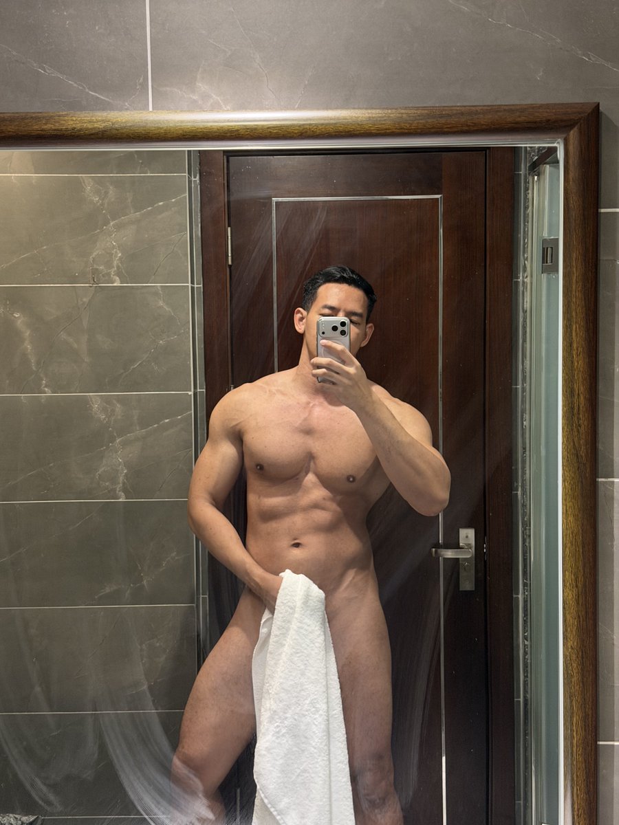 shiro_sh's tweet photo. Me in public.               Me in my room https://t.co/rclTTnTbKJ