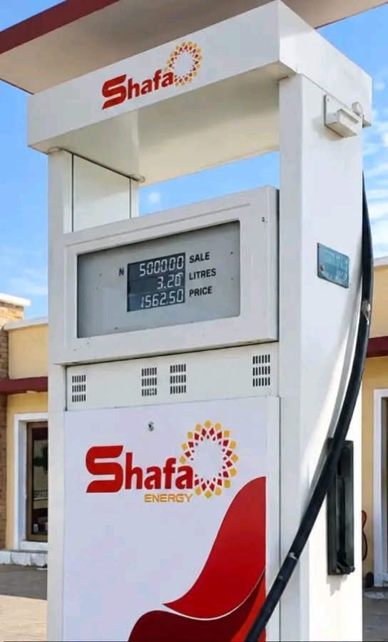 danyegbule's tweet photo. Fuel: ₦1,420/L (NG) | ₦1,562/L (US)
​Min Wage: ₦70,000/mo (NG) | ₦1.59M/mo (US)
​The Reality: Fuel costs the same, but Americans earn 22x more. One tank of fuel consumes an entire month’s Nigerian wage. APC policies are suffocating citizens—vote them out. https://t.co/g17kDr5Ne4