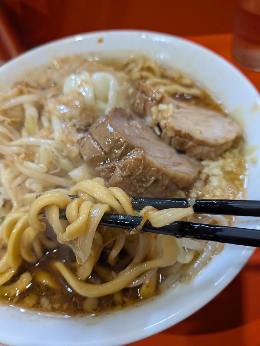 nuporume's tweet photo. 仙川　ラーメン二郎　小ラーメン麺少なめニンニクアブラカラメ

健康診断明けのラーメンは、仙川へ。
昼から飲みたかったが麻酔の抜けが悪かったので、ラーメンへ。
仙川がちゃんと美味いなー。クソみたいな下振れが懐かしくもある。
カラメ足したからか舌がビリビリするけど。 https://t.co/u0VSAOx0mV
