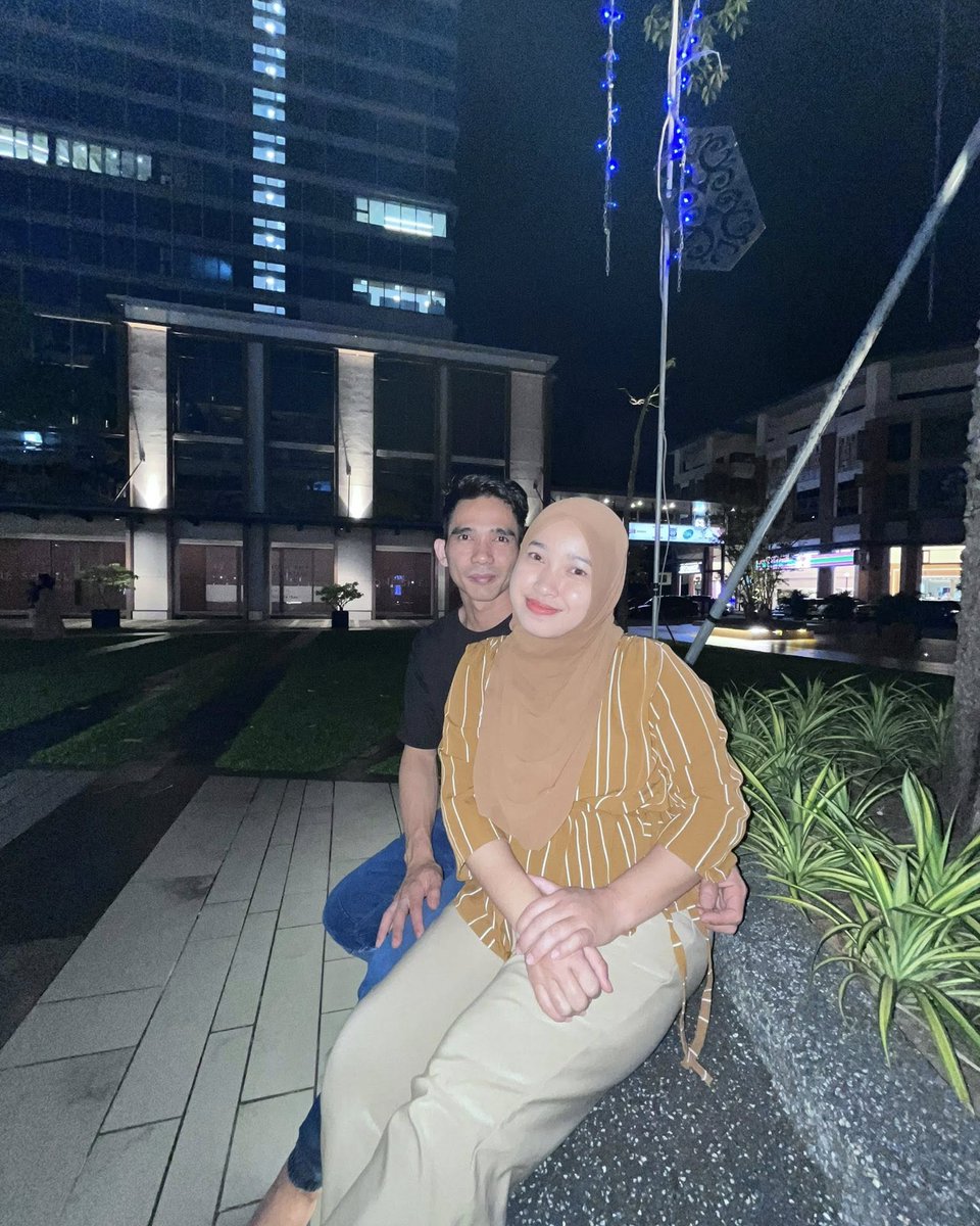 ayramoreira_'s tweet photo. Dia tak pernah beli bunga atau memberi kado ulang tahun. Tapi love language suamiku: tak pernah membangunkan saat tidur, tak pernah memaksa memasak, dan selalu memahami apa pun keadaan istrinya. Tidak patriarki, tentunya. https://t.co/EhCR1DECVK