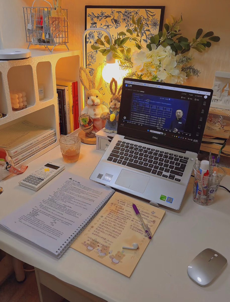 MallieModglin's tweet photo. Staying late at the office wrapping up the weekly report, energy drink is my only companion tonight. https://t.co/MdlCsL4yyJ