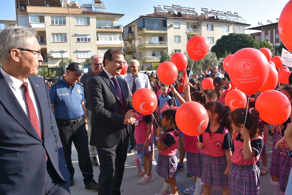 Salihli_Kym's tweet photo. 🔔İlk Zil Çaldı: 2026-2027 Eğitim Öğretim Yılı Coşkuyla Başladı.
2026-2027 Eğitim-Öğretim yılı, tüm yurtta olduğu gibi ilçemizde de büyük bir heyecan ve coşkuyla başladı. Kaymakamımız Sayın Ali Güldoğan, Cumhuriyet İlkokulu'nda düzenlenen törende ilk zili çalarak yeni eğitim yılının startını verdi. Kutlamalar, Salihli Anadolu Lisesi Bando Takımı eşliğinde Demokrasi Meydanı'na kadar süren kortej yürüyüşüyle tamamlandı.

Milyonlarca öğrencinin ders başı yaptığı 2026-2027 Eğitim-Öğretim yılı açılışı kapsamında, ilçemizde ilk adres Cumhuriyet İlkokulu oldu. Okul bahçesinde gerçekleştirilen açılış programına Kaymakamımız Sayın Ali Güldoğan'ın yanı sıra protokol üyeleri, öğretmenler, öğrenciler ve çok sayıda veli katıldı.

Saygı duruşu ve İstiklal Marşı'nın okunmasıyla başlayan törende, yeni eğitim yılının heyecanı öğrencilerin gözlerinden okunuyordu. Törenin ardından Kaymakam Sayın Ali Güldoğan, öğrencilerle birlikte o çok beklenen ilk zili çalarak sınıflardaki yerlerini alan miniklerin sevincine ortak oldu. Sayın Güldoğan, yeni eğitim-öğretim yılının tüm öğrencilere, öğretmenlere ve velilere hayırlı olmasını dileyerek başarı temennilerinde bulundu.

Coşku Sokaklara Taştı

Cumhuriyet İlkokulu'ndaki ilk zil heyecanının ardından kutlamalar Anadolu Lisesi Bando Takımı'nın öncülüğünde, okuldan başlanarak Demokrasi Meydanı'na kadar öğrencilerin ellerinde taşıdığı pankartlar eşliğinde kortej yürüyüşü gerçekleştirildi.

Yeni eğitim öğretim yılının tüm eğitim camiasına, öğrencilerimize ve velilerimize başarılar getirmesini diliyoruz.
🇹🇷 @AliGuldgn @SalihliMEM 
https://t.co/UdUnXAZIun