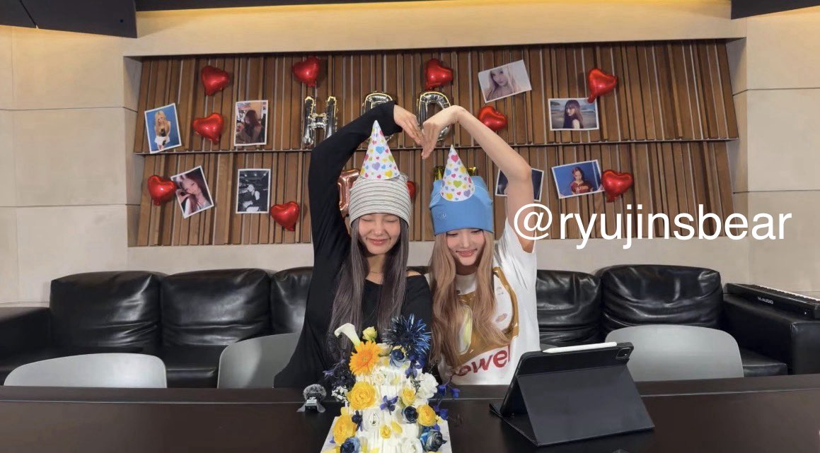 ryujinsbear's tweet photo. @Keyveatz #JUONEDAY #NEWYDAY happy birthday to my favourite girls i hope you have the best day ever, my favourite part of the stream was watching you girls do cute poses and making the top loaders 🥹🫶🏼 https://t.co/VbWaMRIDFq