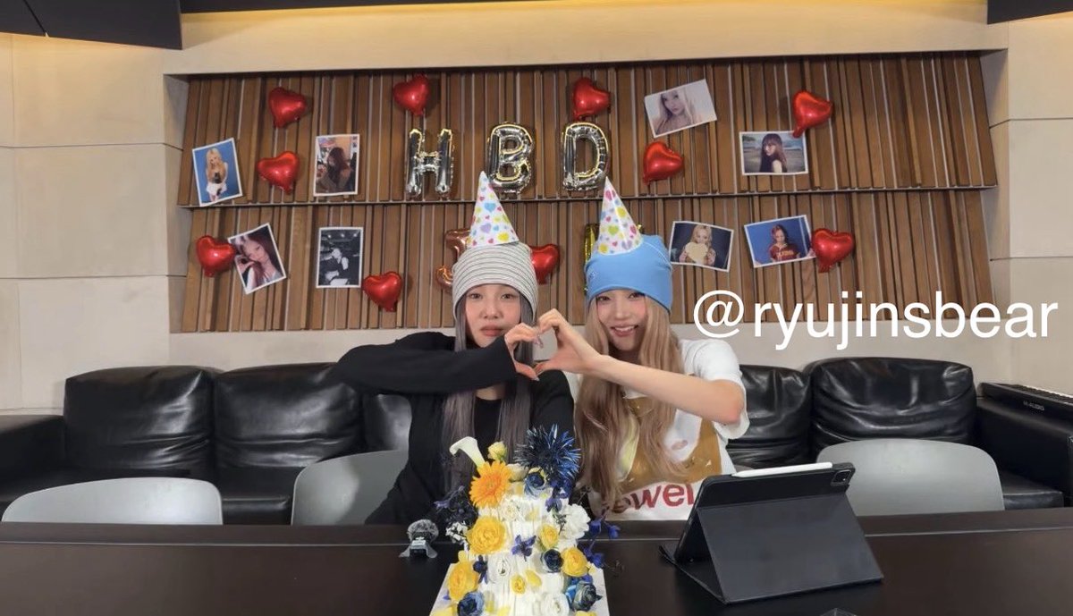 ryujinsbear's tweet photo. @Keyveatz #JUONEDAY #NEWYDAY happy birthday to my favourite girls i hope you have the best day ever, my favourite part of the stream was watching you girls do cute poses and making the top loaders 🥹🫶🏼 https://t.co/VbWaMRIDFq