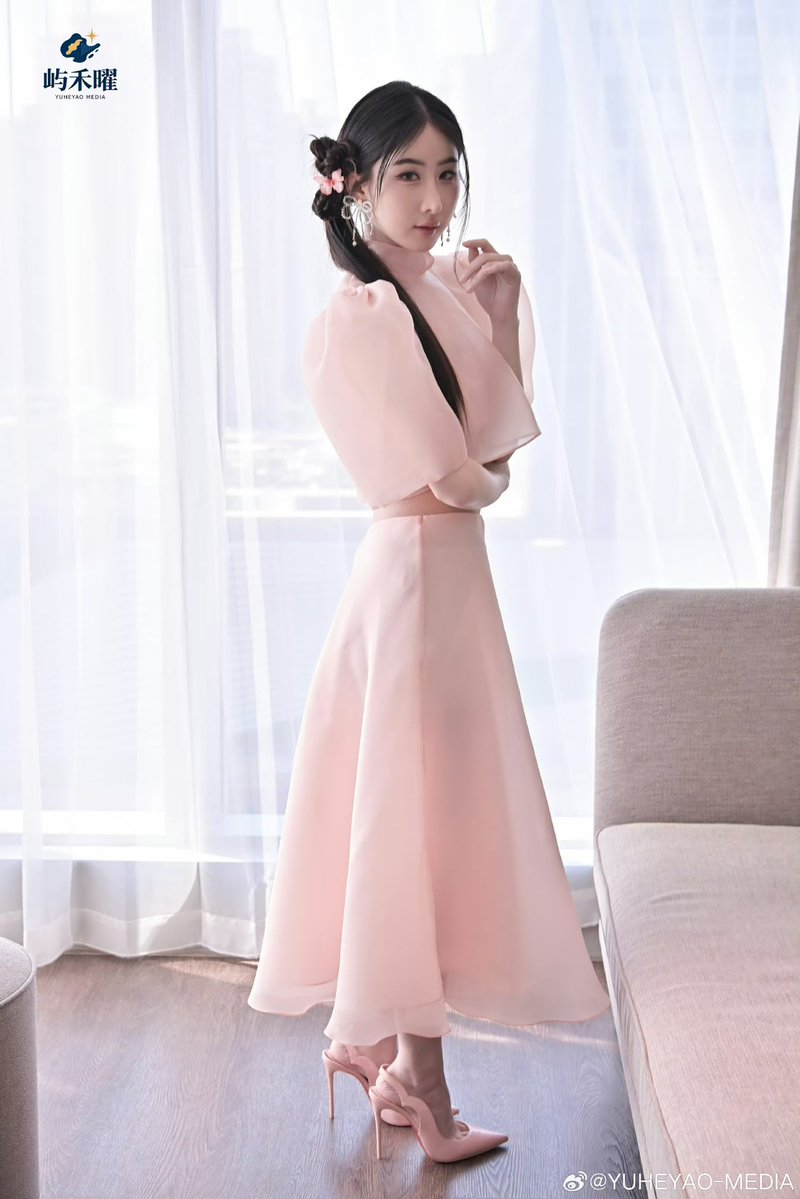 foryokoapasraph's tweet photo. Let’s use these photos and tag the brands accordingly on Instagram. Go go go! 🤍🙏🏻

👗: nichpbrand
💎: nakamolthailand
👠: christianlouboutin

📸Source: 我的女儿哪去了-_- 🙇🏻‍♀️

APASRA FIRST REUNION
#YokoInNantong
#YokoApasra #โยโกะอาภัสรา https://t.co/TpQL0Y4Mou