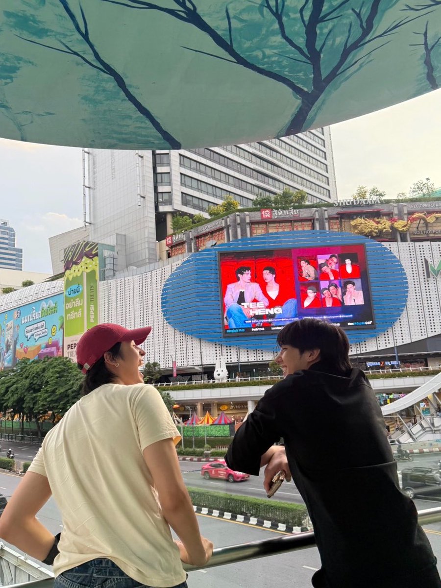 HengmarkII's tweet photo. เคยคิดเหมือนกันนะว่าถ้ามีหน้าตัวเองอยู่บนป้ายนี้จะเป็นยังงัย ชั้นมีวันนี้แล้วว่ะ มีกับไออ้วมที่ไหนก็ไม่รู้ 😭

ขอบคุณมากๆเลยนะคับ อยากจะนั่งดูทั้งวันเลย 🙏🏻🤍 แงงงงงงงงงงงงง https://t.co/jgy6oPWboR