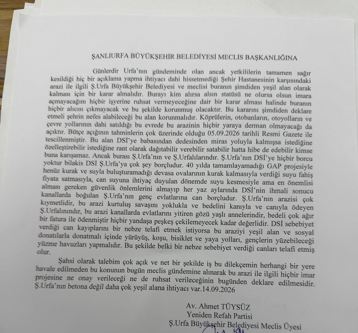 AvAhmetTuysuz's tweet photo. Şehir Hastanesinin karşısındaki arazinin ranta kurban edilmemesi yandaşlara peşkeş çekilmemesi betonlaştırılmaması yeşil alan olarak kalması için Büyükşehir Belediye Meclisine önerge verdim. Urfa’nın betonlaşmaya değil yeşile ihtiyacı var. https://t.co/4jCijmgKPg