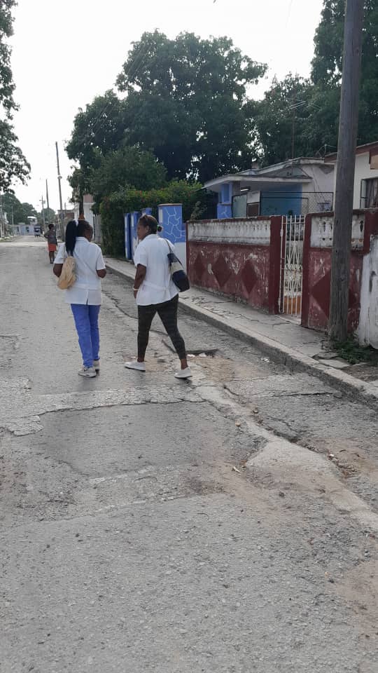 PolMachacoGbcoa's tweet photo. Policllinico Ángel Machaco Ameijeiras

Acción intensiva de pesquisa activa de febriles en áreas de la comunidad (Reparto Mañana) por parte del personal de salud para detectar los casos febriles y tomar las acciones que permitan cortar la transmisión del dengue y otras arbovirosis https://t.co/uTQbL236GJ