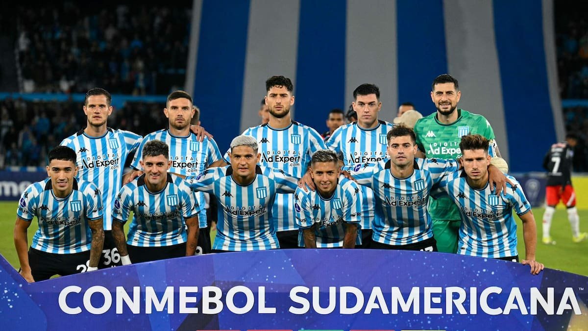 joacooRC's tweet photo. Me voy a poner a fumar
Sin preocuparme nada más
Total ya es tarde pa volver 
Total ya es tarde pa soñar
Yo romperé tus fotos 
Yo quemaré tus cartas 
Para no verte más
Para no verte mas https://t.co/AI60p7JBDI