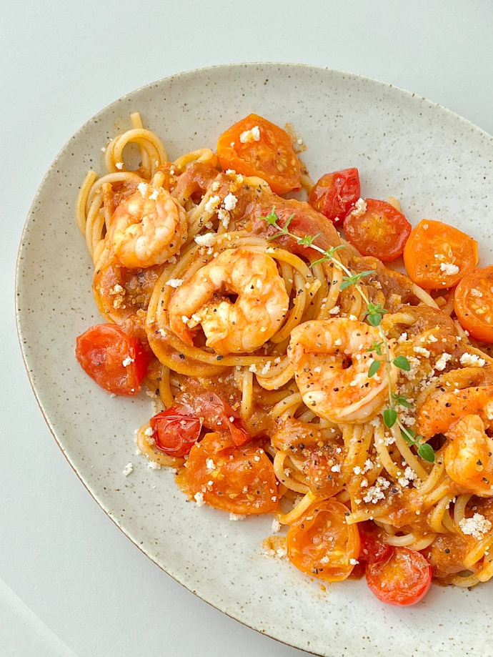 handrails's tweet photo. Just whipped up garlic butter pasta with cherry tomatoes and fresh basil – 15 mins of cozy goodness for tonight’s dinner! https://t.co/6Miu6sB8OU
