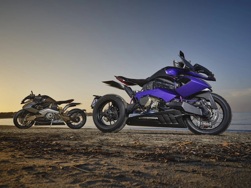 EdnaHandybp's tweet photo. Not your average superbike. The Vyrus Alyen combines Ducati Panigale V4 power, hub-center steering, and carbon fiber for a truly futuristic ride. https://t.co/XrbuklBR9S