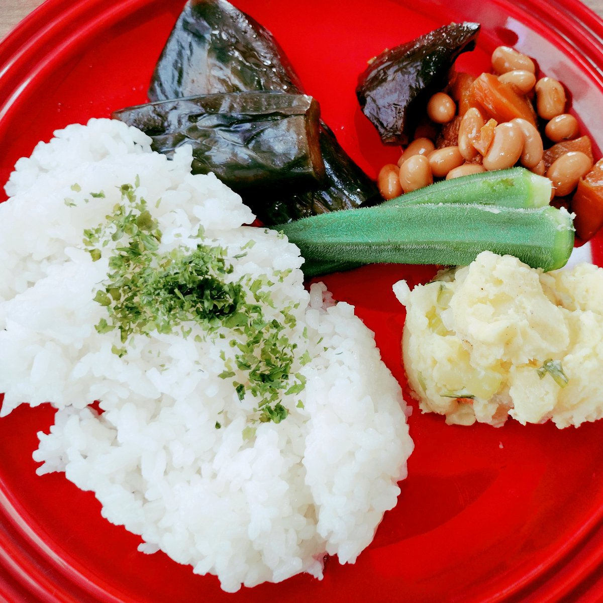CMin1126's tweet photo. 今日のカフェメニューは夏の疲れを癒す薬膳滋養スープ🎵
参鶏湯でした😊
元気をチャージして明日からも頑張るぞ～😆 https://t.co/CAJqrKecxy