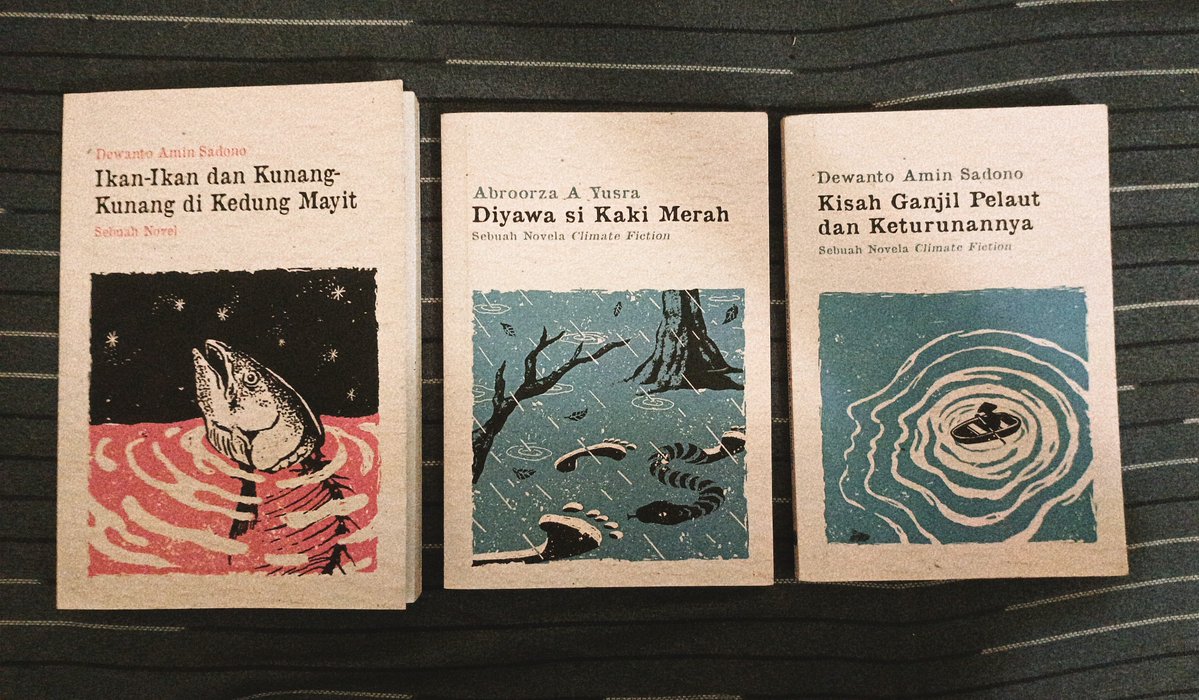 sixshooterguns's tweet photo. seenggaknya yang jarang dibahas di timelineku: Rua Aksara;

jujur baru punya tiga buku ini, tapi sejak seri novela climate fictionnya masuk ke koleksi pribadi, penerbit ini berkesan banget di aku. buku-buku ini ceritanya lokal, sederhana, dan nostalgis banget. https://t.co/bnG3NsIHpO
