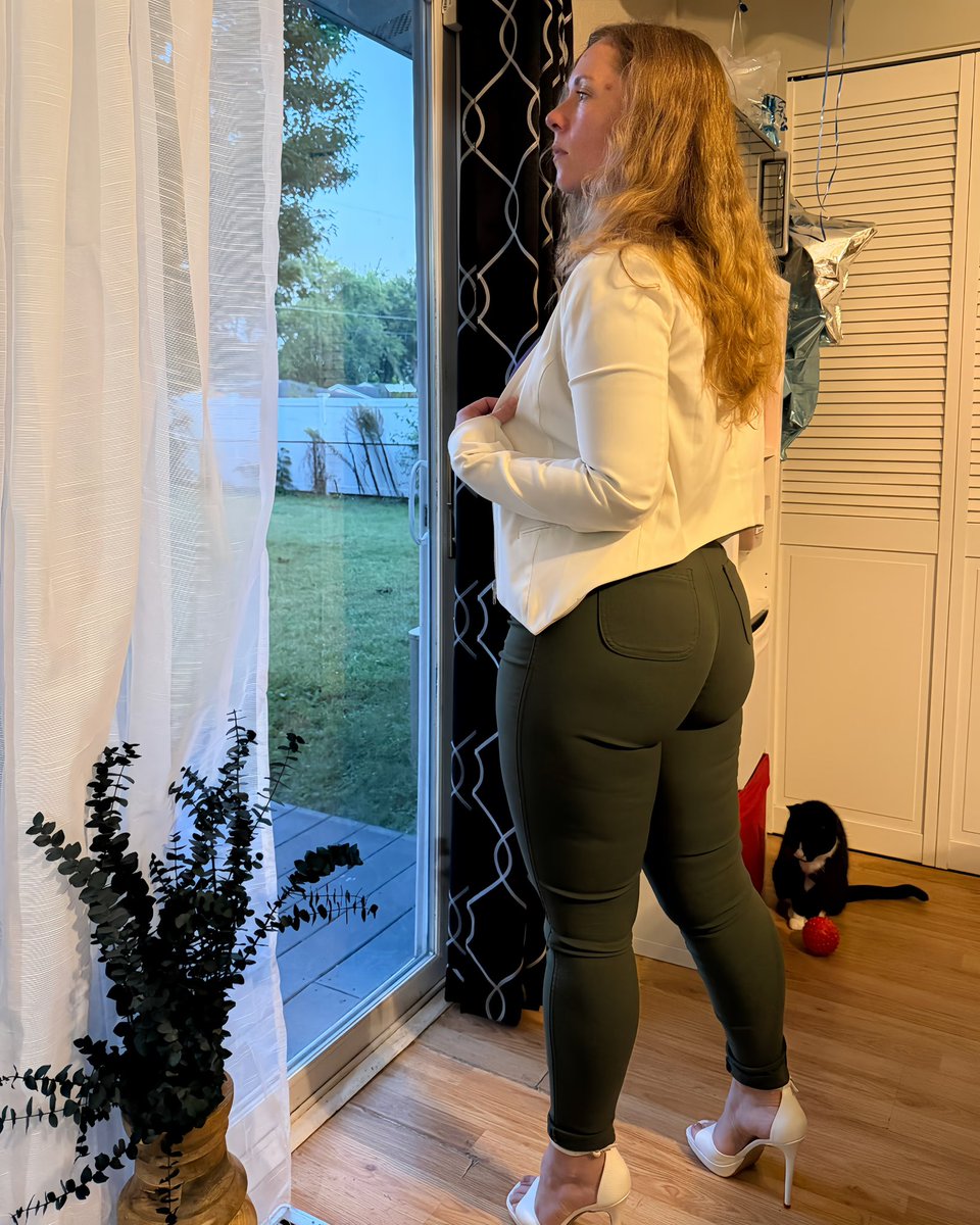 Kassie_ge's tweet photo. Purple, olive and white…apparently some unexpected combinations just work. 👀
What’s something you were sure wouldn’t work until you actually tried it?
#MondayWorkwear #OfficeOutfit #ColorfulWorkwear #HeelsForWork #MidwestCreator https://t.co/sv9bcrCi1y