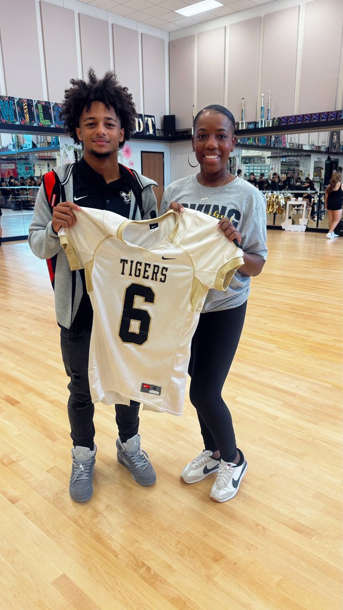 _IHSTigerFtball's tweet photo. Congratulations to our @IrvingHigh  Football Teachers of the Week‼️

⭐️ Ms. Franklin
⭐️ Mr. Dominguez

Thank you for all that you do for our student-athletes! #TigerStrong 

#LetsHunt https://t.co/ybaLOmR0wL
