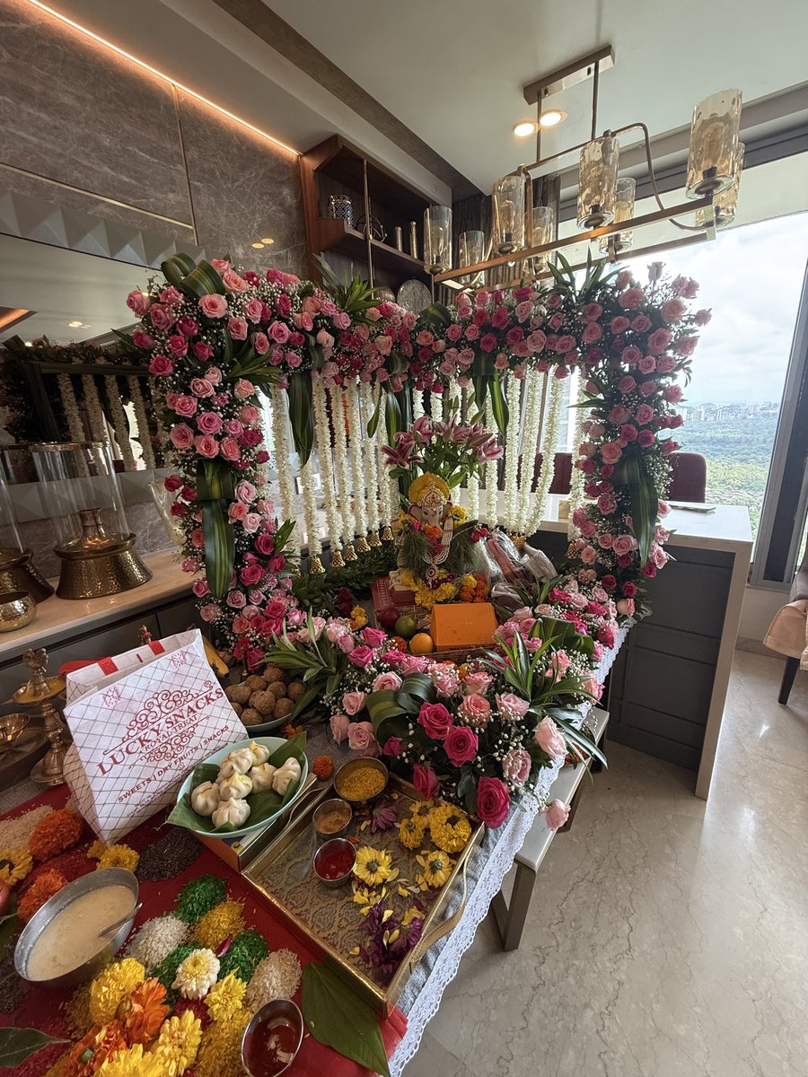 anjanisingh's tweet photo. Ganpati darshan hopping at friends and family in Mumbai today. A very different side of the city. Also start of a long festive season :) https://t.co/7uy3qYWGpc