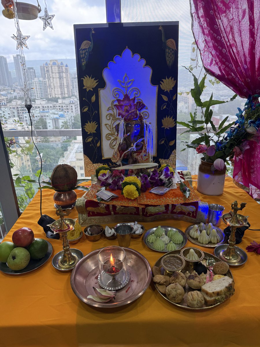 anjanisingh's tweet photo. Ganpati darshan hopping at friends and family in Mumbai today. A very different side of the city. Also start of a long festive season :) https://t.co/7uy3qYWGpc