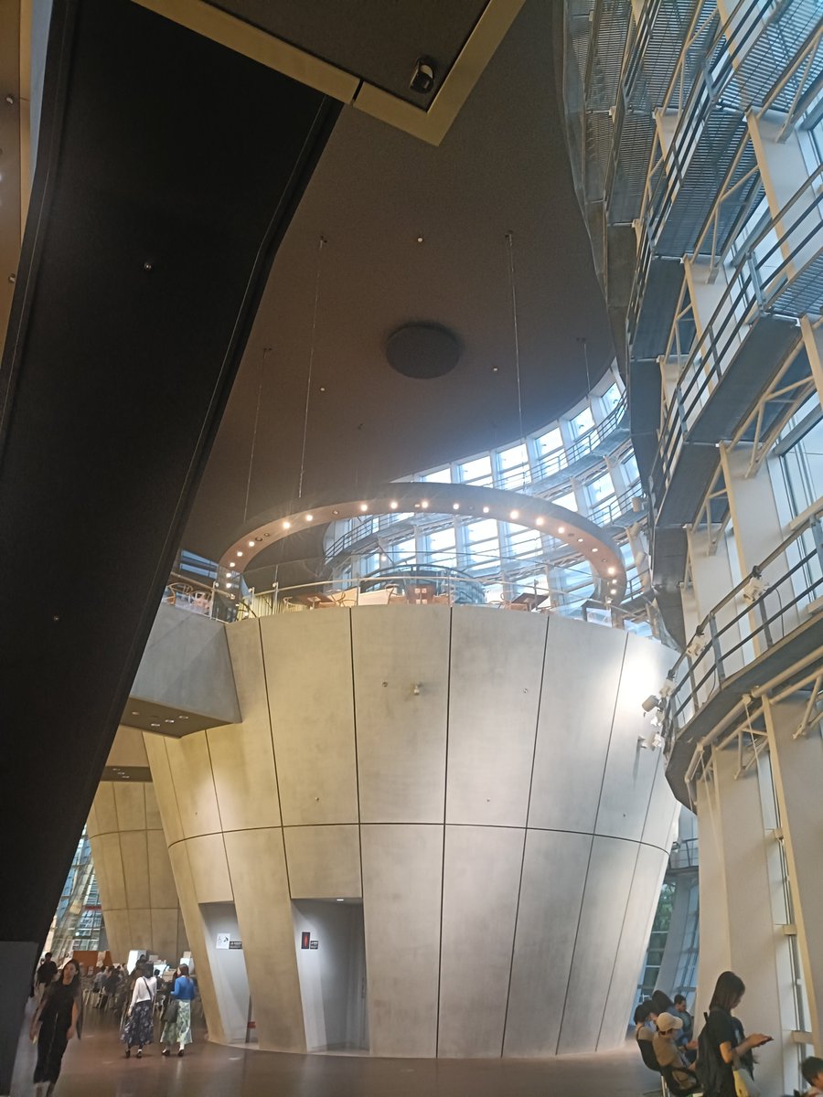 Bonbons_douce's tweet photo. 新国立美術館✨️
久々に来ました🌸

3000枚以上のガラスのルーバーは
全部長さが違うとのことで
凄いですよね✨️

心をつかまれるような建物、
素敵ですよね💕

初心を思い出して
頑張ります🦸🏻‍♀️ https://t.co/n1rHniZCWq