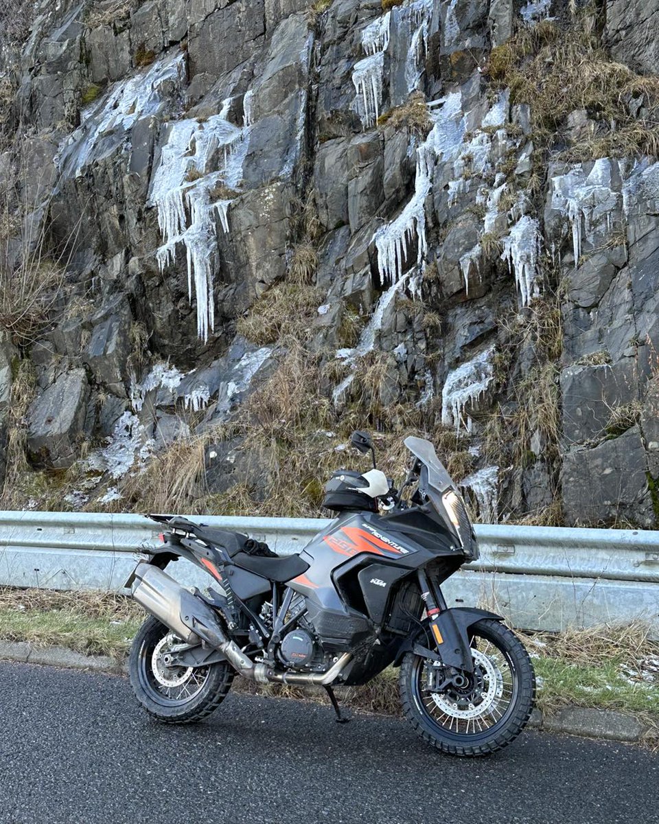 ClintBeavekk's tweet photo. Finally got my new wheels, wrapped in Pirelli Scorpion Rally STRs for my green lane debut and the Adventure Bike Rider Festival. Any recommendations for beginner-friendly off-road lanes around Northumberland? https://t.co/FzvoWKoqaN