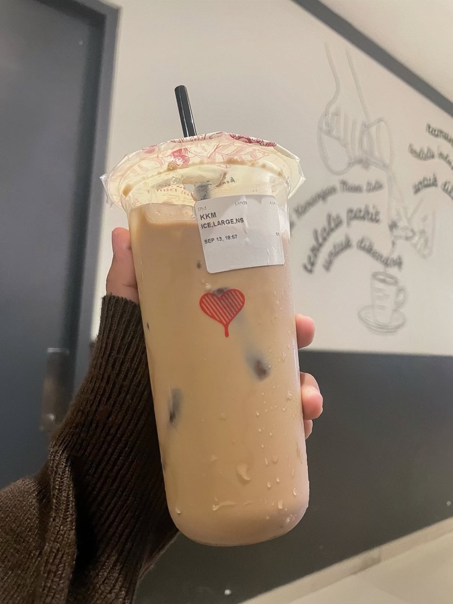 claxdys's tweet photo. kapan lagi beli kopi kenangan segentong cuma 9 ribu😭 https://t.co/jkQs87GRoy
