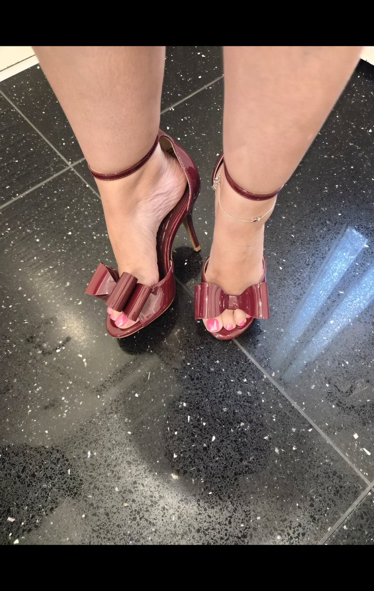 Vio1et1one1y's tweet photo. Auf die Knie und leckt meine Füße #sklave #femdom #findom #zahlsklave #paypig #fussfetisch https://t.co/ebPT2VbW3d