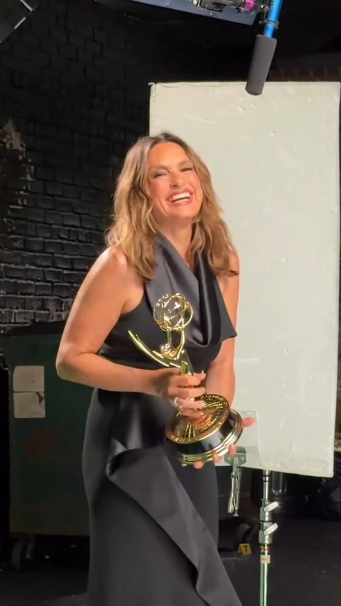 NBCSVU_fans's tweet photo. It's her day! Retweet if you're ready! 🏆 https://t.co/vJLQV0rqW2