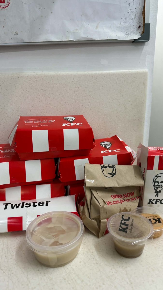 eeyyyrooon's tweet photo. May excuse na naman para mag-food trip sa office 😂 If first time mong mag-host ng Grab Group Order, use NEWTOGO for ₱200 OFF. At least 3 members + ₱1,000 spend. https://t.co/udo1AfHkVp