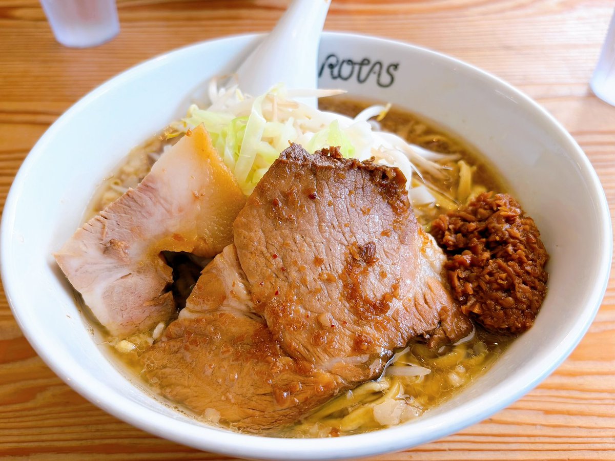 tempest0333's tweet photo. 今日は息子氏と釣りに行く前にラーメンろたす@ramen_rotas さんで朝ラー豚そばを頂く。

スープもブタもインスパ系の非乳化で物足りないかと思いきやガッツリ豚の旨みが効いていて最高！
俺的には麺が！麺が最高で朝イチから衝撃を受けました。

今まで行ってなかった事が悔やまれる😭

#ramen_rotas https://t.co/adfZkkjhDJ