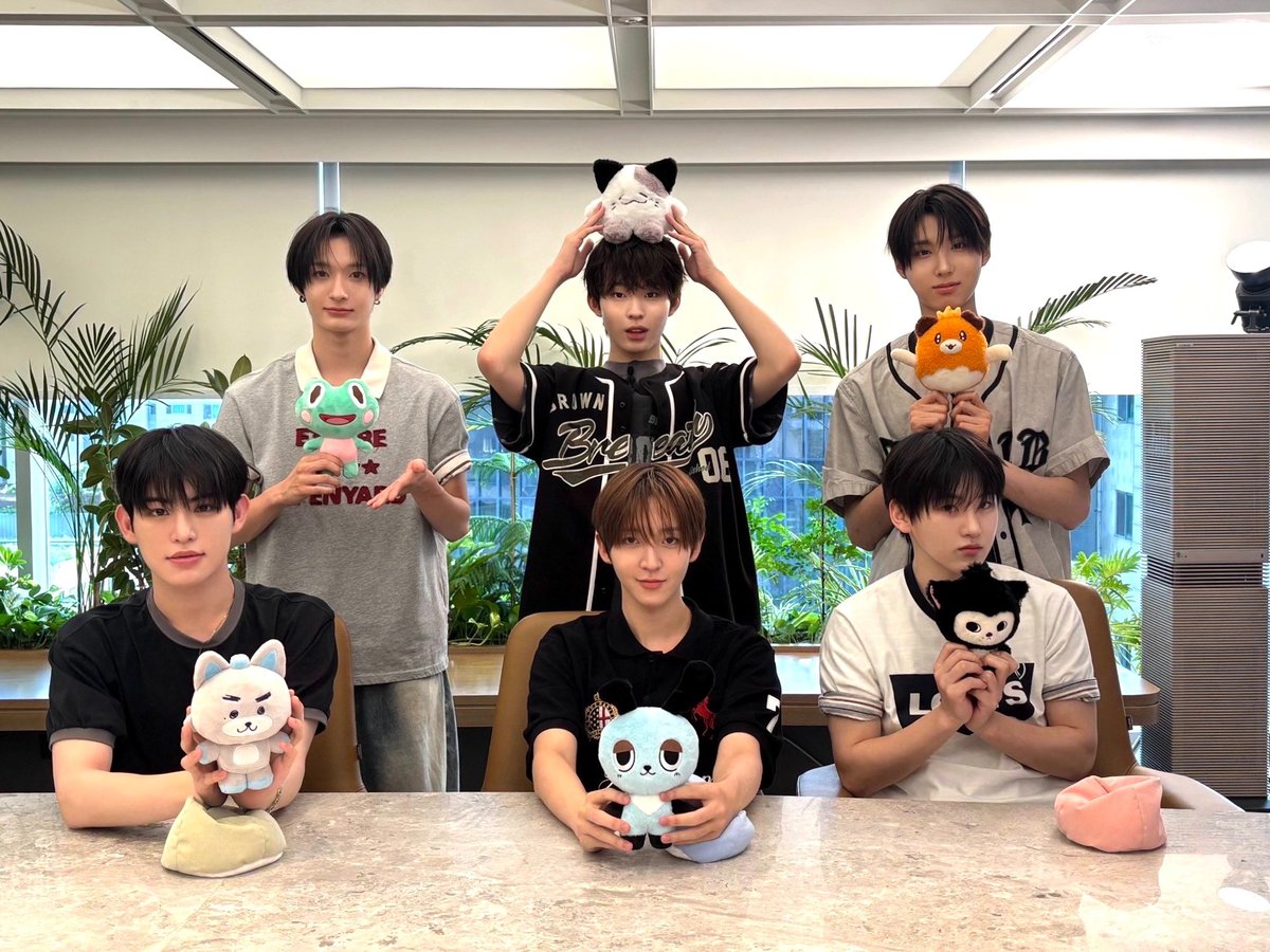 0120_kkkkkkk's tweet photo. 근데 인형 너무 크지 않아요...?
그 키링 버전으로도 가지고 와줄래...? https://t.co/yhDU49webv