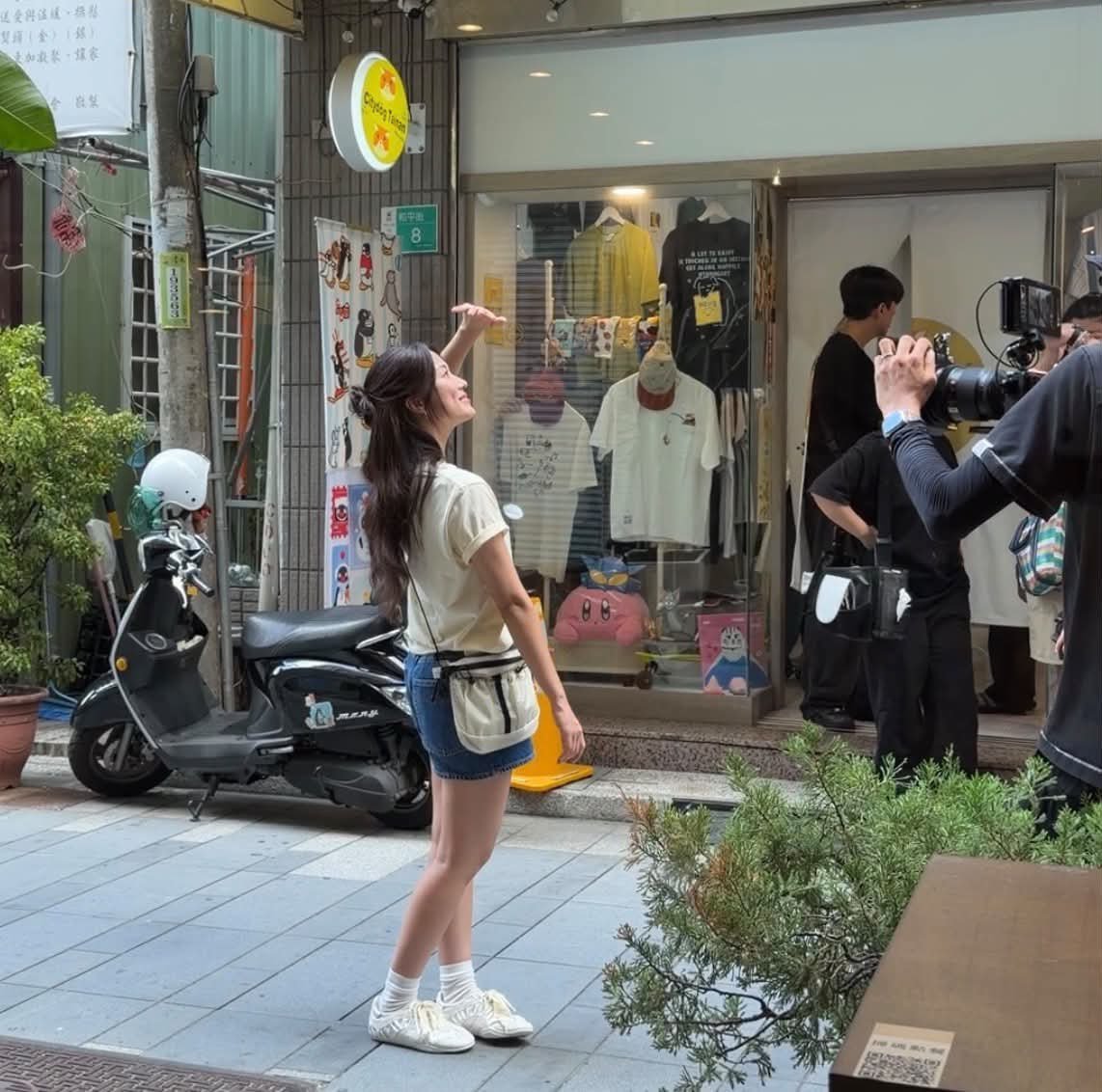 hellobungz's tweet photo. 260914 Hyeyoon spotted filming in Taiwan

 #KimHyeyoon #김혜윤 https://t.co/yo1dcTdsxf