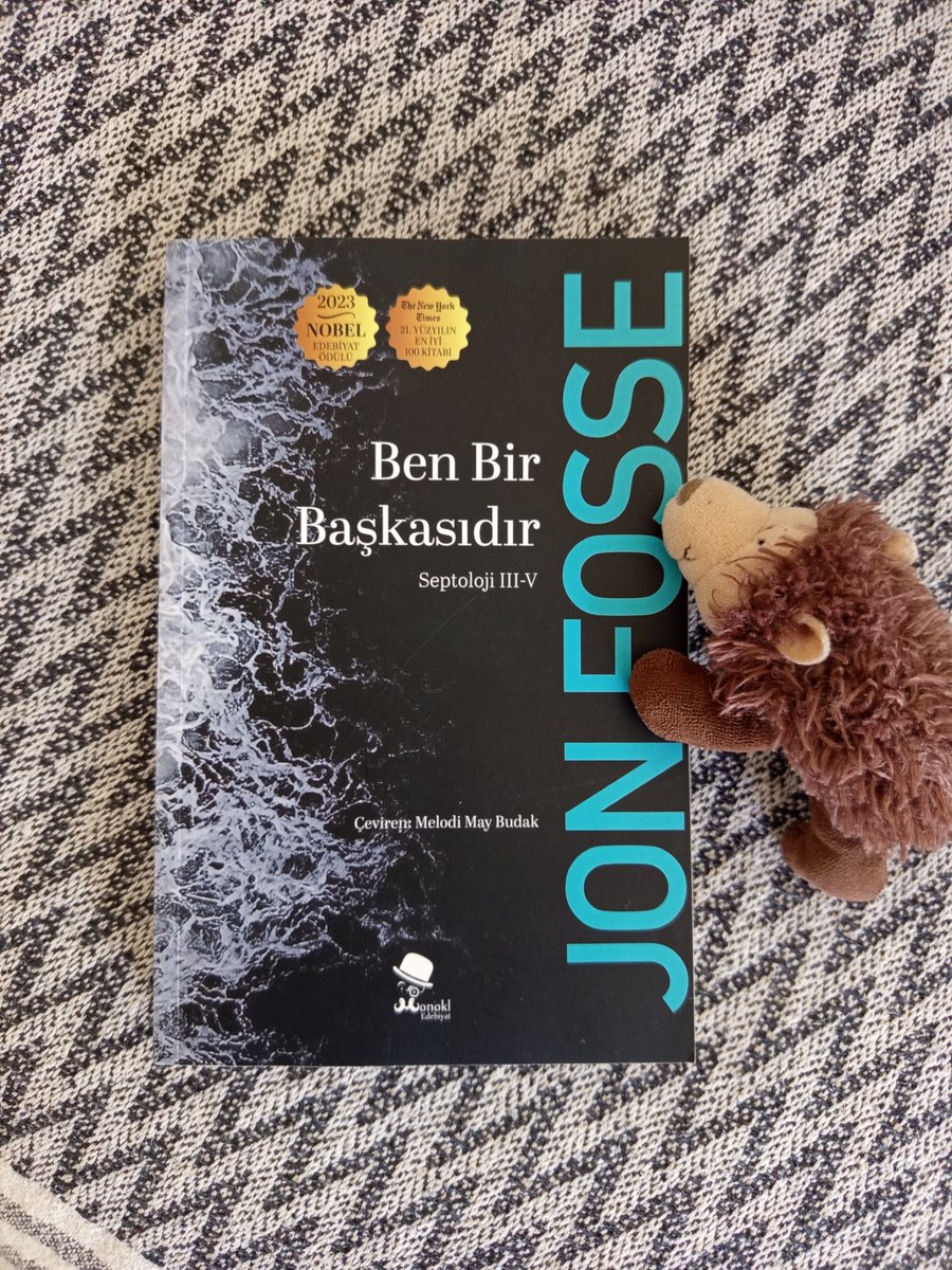 Hande99's tweet photo. "ne sebeple olursa olsun hata orada, hata olarak kalsın, çünkü çoğu zaman bir şeyi doğru yapan hatalardır..."
#jonfosse #benbirbaşkasıdır #melodimaybudak çevirisiyle @MonoklYayinlari kitabın müziği #amazinggrace https://t.co/Caydiv1s09
